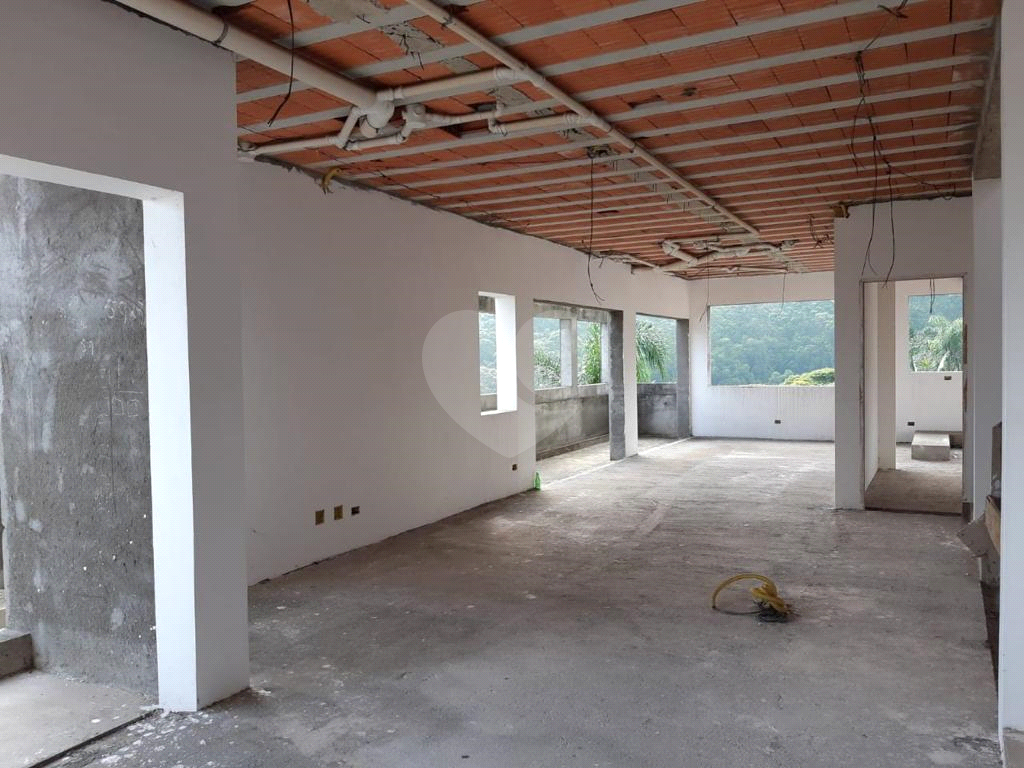Sobrado em condomínio em fase de construção, rua com cancela e guarita, subida Serra da Cantareira 