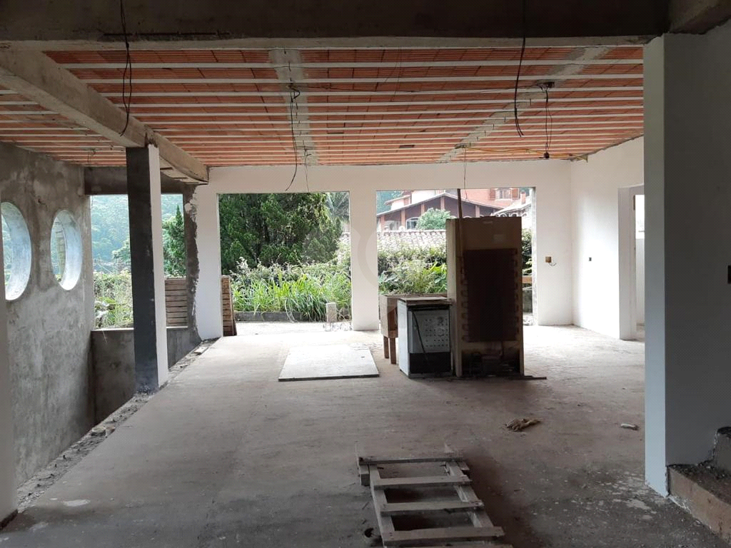 Sobrado em condomínio em fase de construção, rua com cancela e guarita, subida Serra da Cantareira 