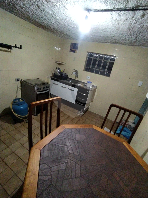 TERRENO COM CINCO CASAS. ÓTIMO PARA RENDA OU CONSTRUIR