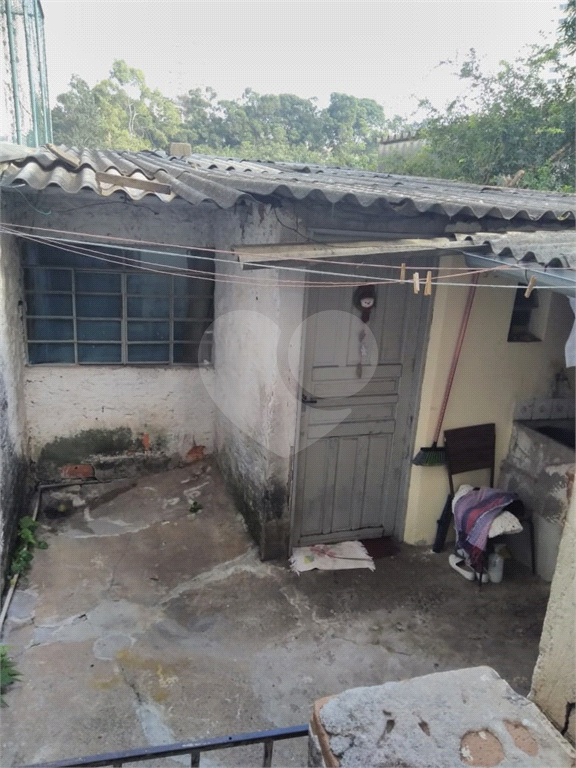 TERRENO COM CINCO CASAS. ÓTIMO PARA RENDA OU CONSTRUIR
