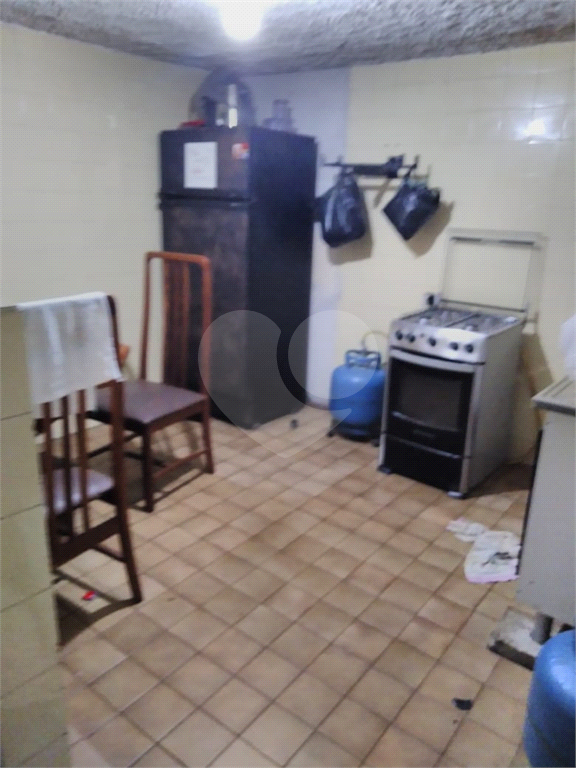 TERRENO COM CINCO CASAS. ÓTIMO PARA RENDA OU CONSTRUIR