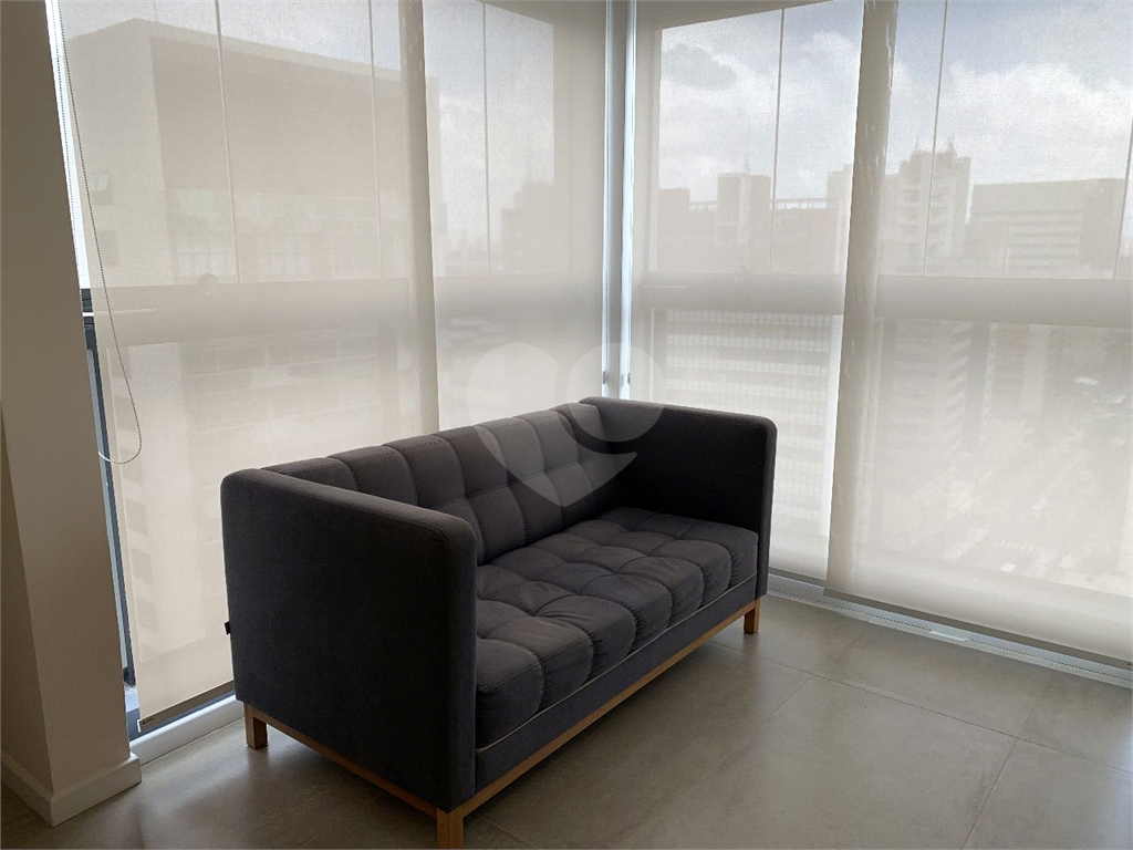 Studio com 27m² composto por banheiro, sala e uma vaga de garagem.