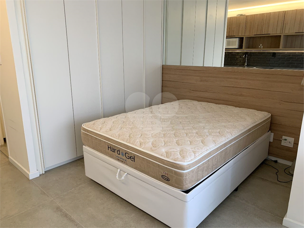 Studio com 27m² composto por banheiro, sala e uma vaga de garagem.