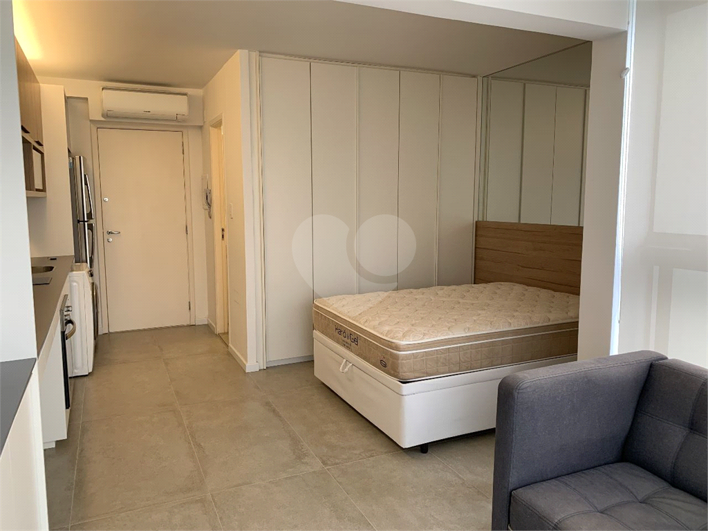 Studio com 27m² composto por banheiro, sala e uma vaga de garagem.