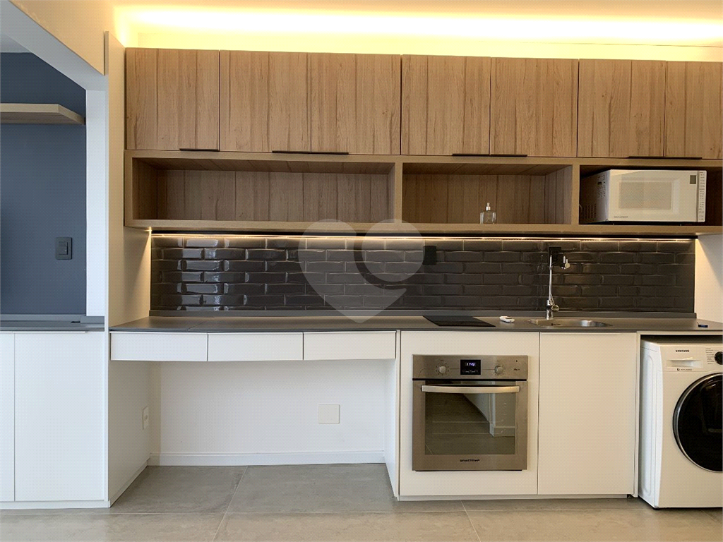 Studio com 27m² composto por banheiro, sala e uma vaga de garagem.
