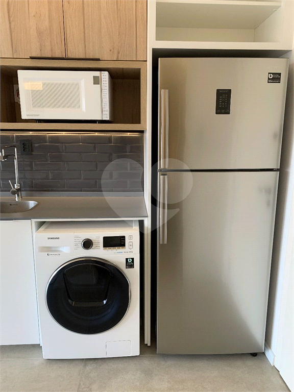 Studio com 27m² composto por banheiro, sala e uma vaga de garagem.
