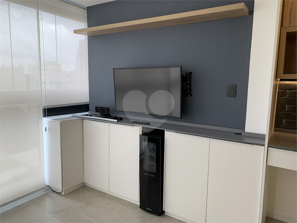 Studio com 27m² composto por banheiro, sala e uma vaga de garagem.