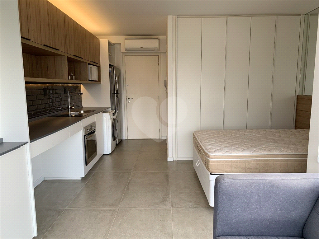 Studio com 27m² composto por banheiro, sala e uma vaga de garagem.