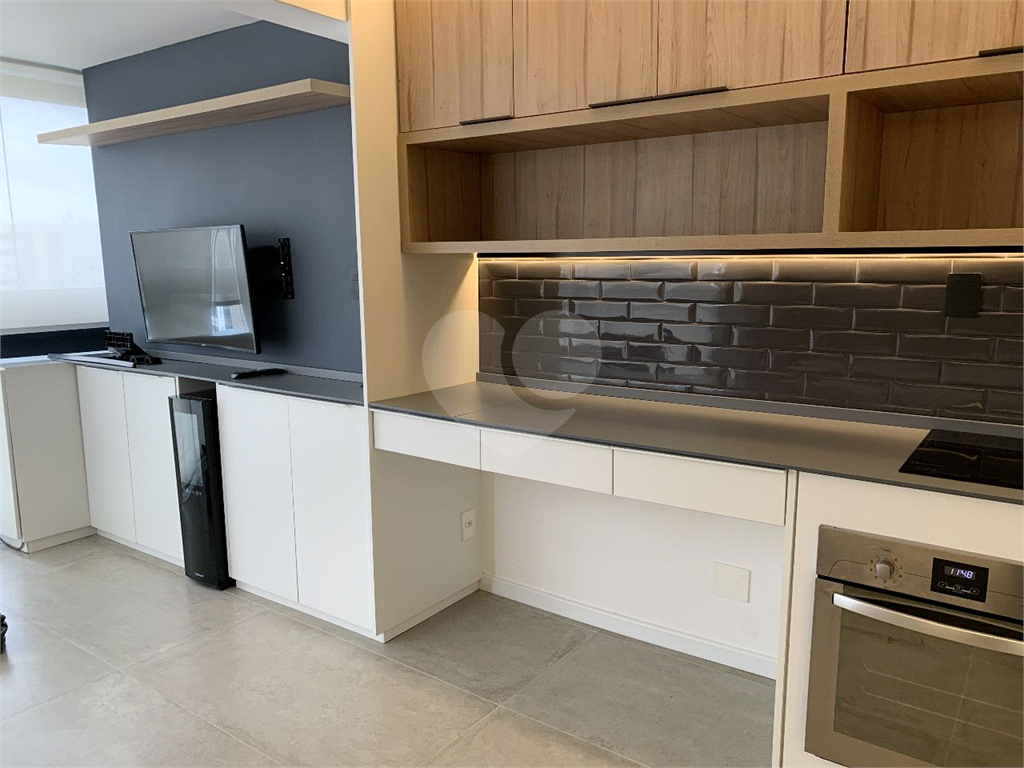Studio com 27m² composto por banheiro, sala e uma vaga de garagem.