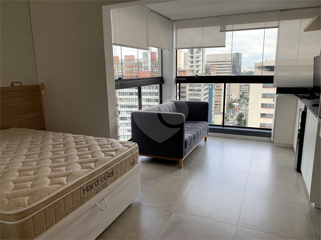 Studio com 27m² composto por banheiro, sala e uma vaga de garagem.