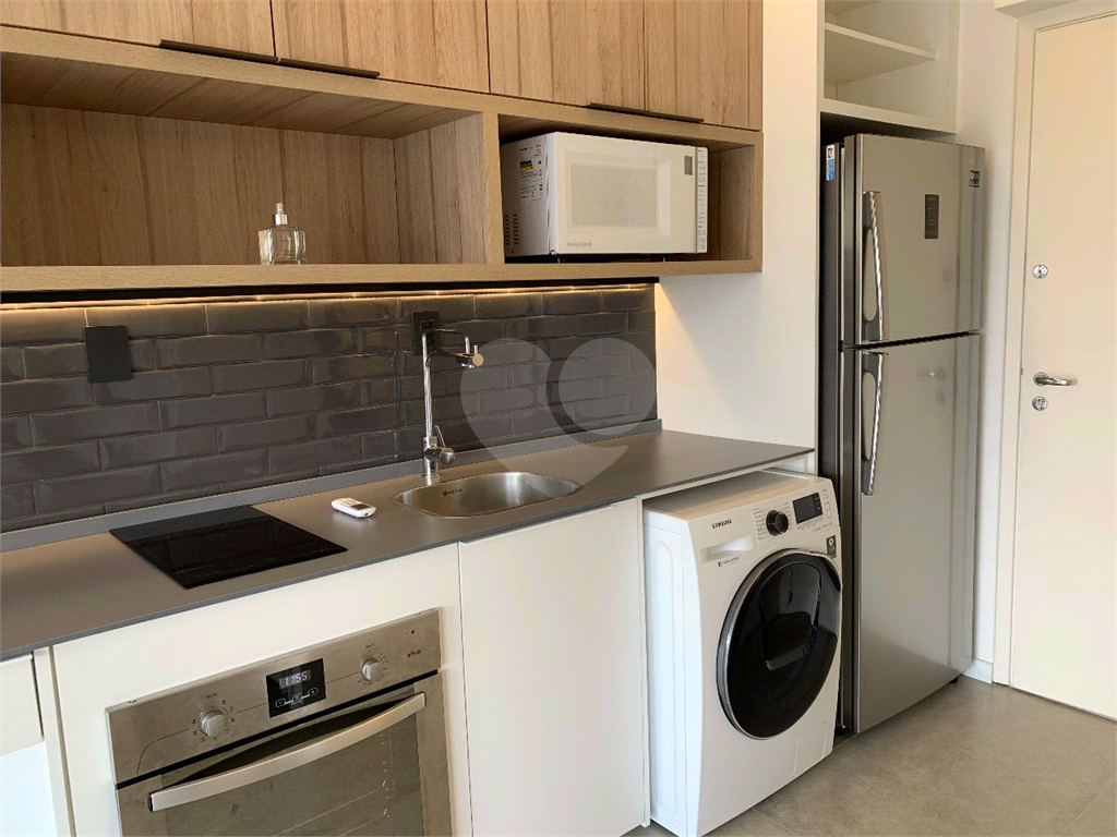 Studio com 27m² composto por banheiro, sala e uma vaga de garagem.