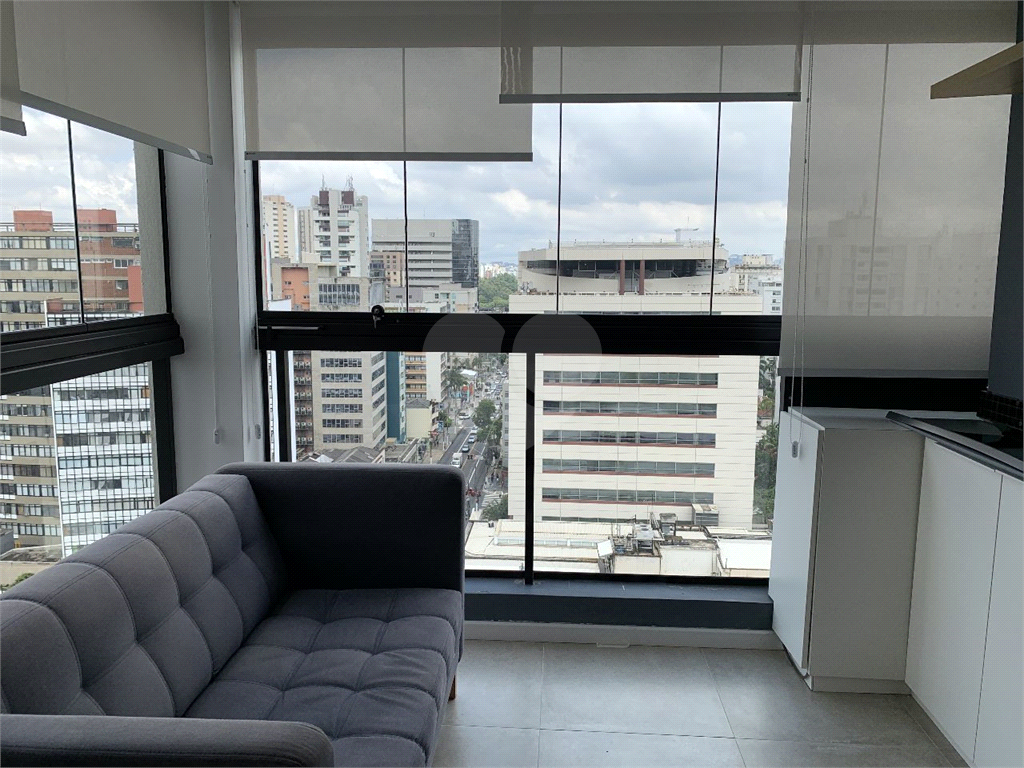 Studio com 27m² composto por banheiro, sala e uma vaga de garagem.