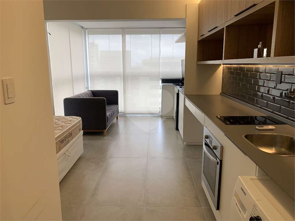 Studio com 27m² composto por banheiro, sala e uma vaga de garagem.