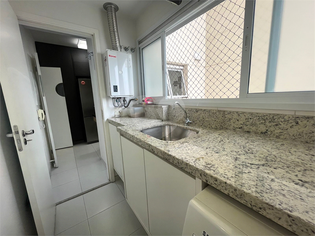 Apartamento finamente decorado de 117 m² na Barra Funda, com 3 suítes e 2 vagas