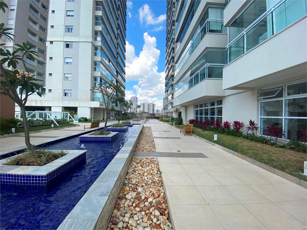 Apartamento finamente decorado de 117 m² na Barra Funda, com 3 suítes e 2 vagas