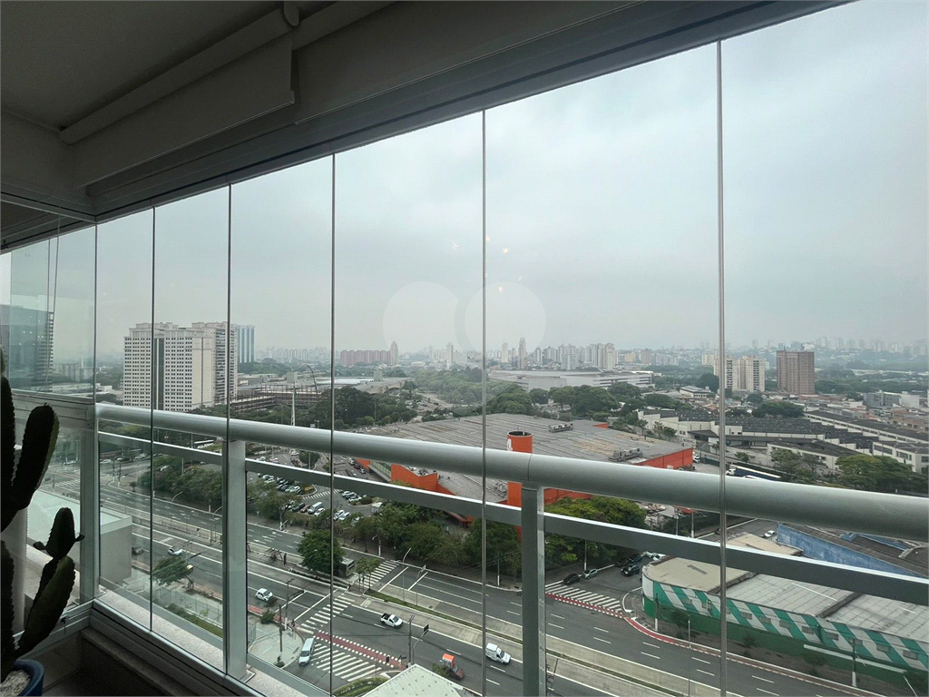 Apartamento finamente decorado de 117 m² na Barra Funda, com 3 suítes e 2 vagas
