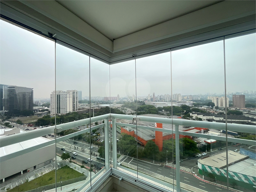 Apartamento finamente decorado de 117 m² na Barra Funda, com 3 suítes e 2 vagas