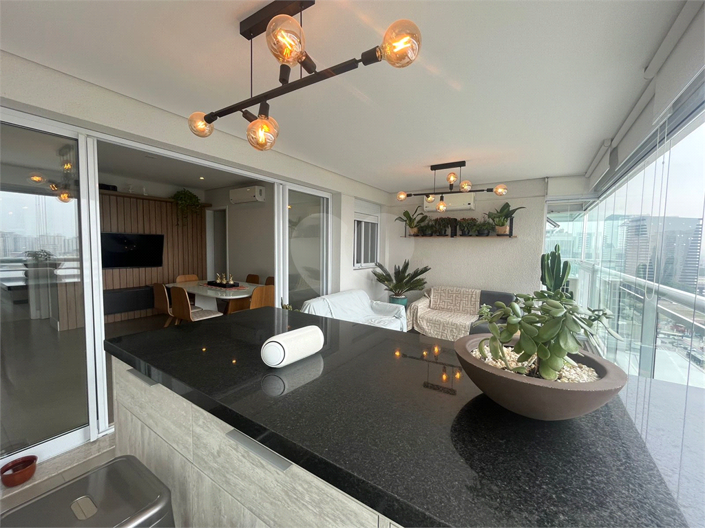 Apartamento finamente decorado de 117 m² na Barra Funda, com 3 suítes e 2 vagas