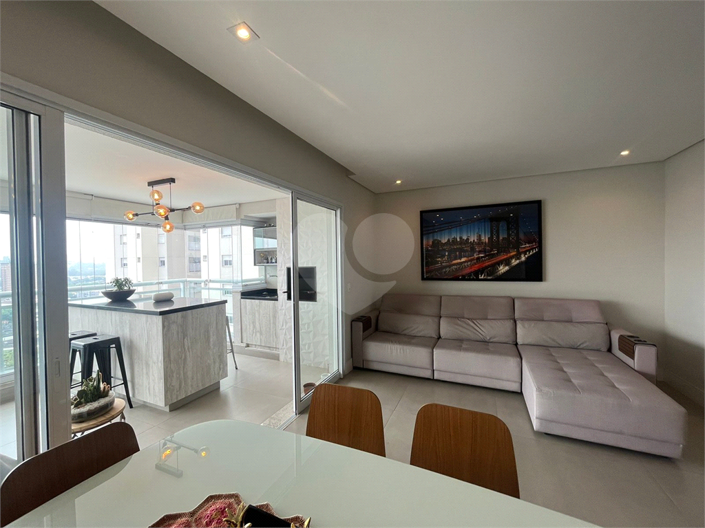Apartamento finamente decorado de 117 m² na Barra Funda, com 3 suítes e 2 vagas