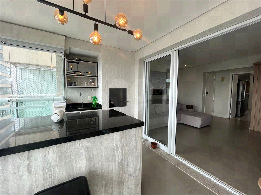 Apartamento finamente decorado de 117 m² na Barra Funda, com 3 suítes e 2 vagas
