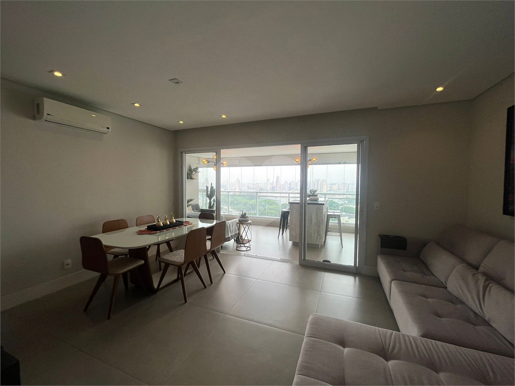 Apartamento finamente decorado de 117 m² na Barra Funda, com 3 suítes e 2 vagas