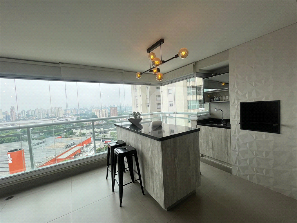Apartamento finamente decorado de 117 m² na Barra Funda, com 3 suítes e 2 vagas