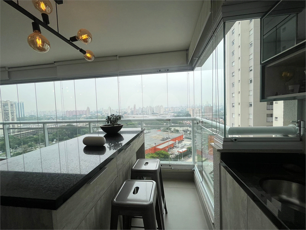 Apartamento finamente decorado de 117 m² na Barra Funda, com 3 suítes e 2 vagas