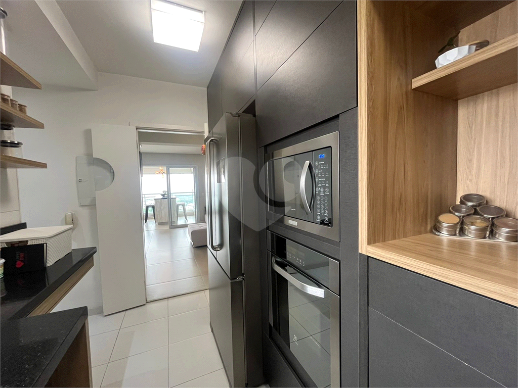 Apartamento finamente decorado de 117 m² na Barra Funda, com 3 suítes e 2 vagas