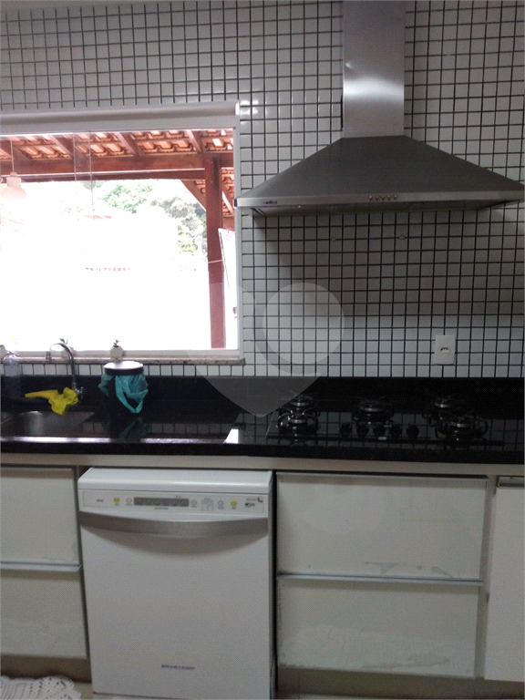 Sobrado impecável próximo ao Horto Florestal com quatro suítes e cinco vagas.