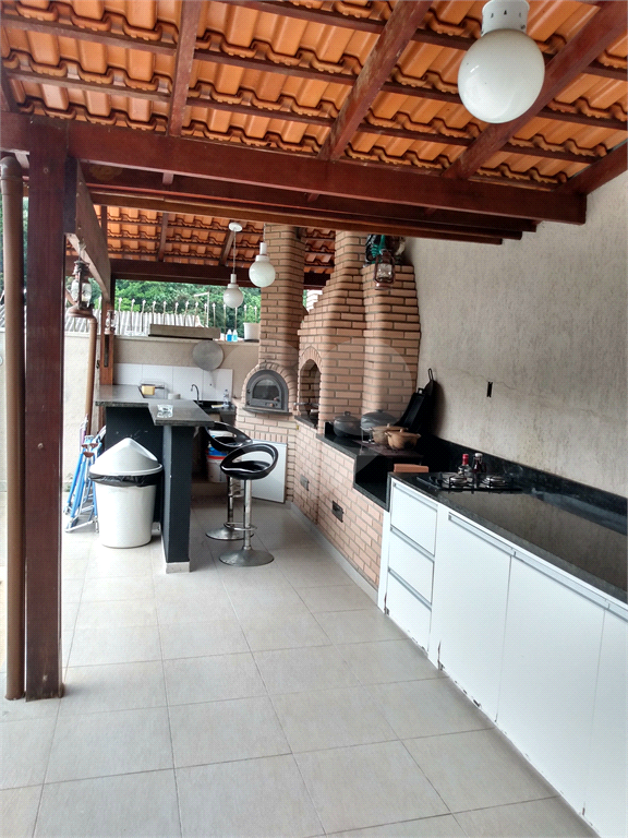 Sobrado impecável próximo ao Horto Florestal com quatro suítes e cinco vagas.