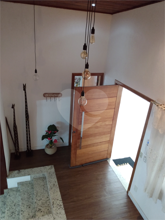 Sobrado impecável próximo ao Horto Florestal com quatro suítes e cinco vagas.