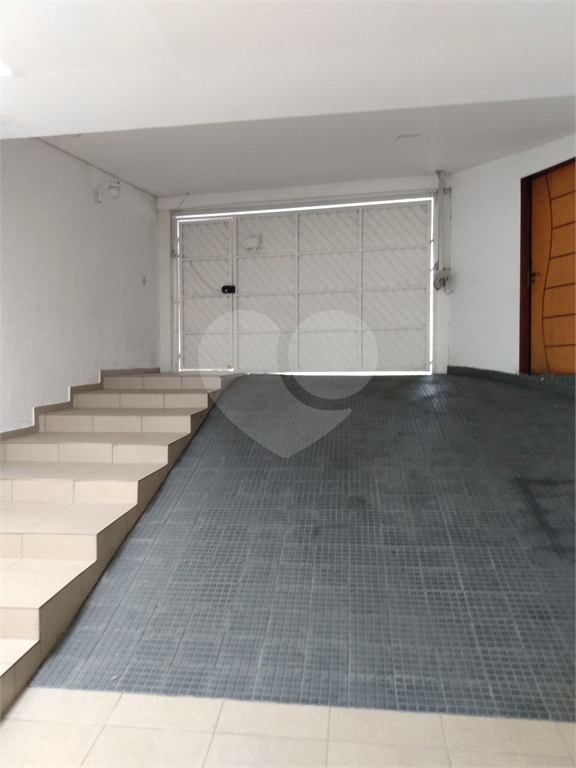 Sobrado impecável próximo ao Horto Florestal com quatro suítes e cinco vagas.