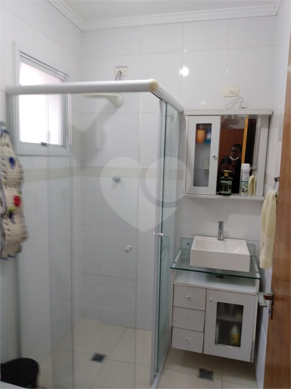 Sobrado impecável próximo ao Horto Florestal com quatro suítes e cinco vagas.