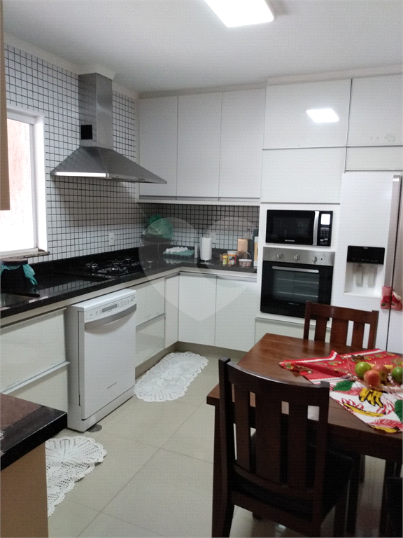 Sobrado impecável próximo ao Horto Florestal com quatro suítes e cinco vagas.