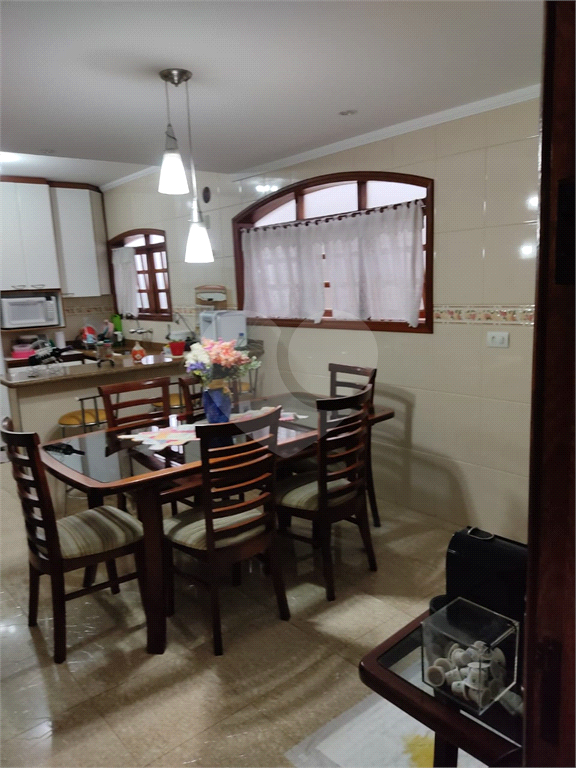 Excelente sobrado, com vaga para até 04 veículos!