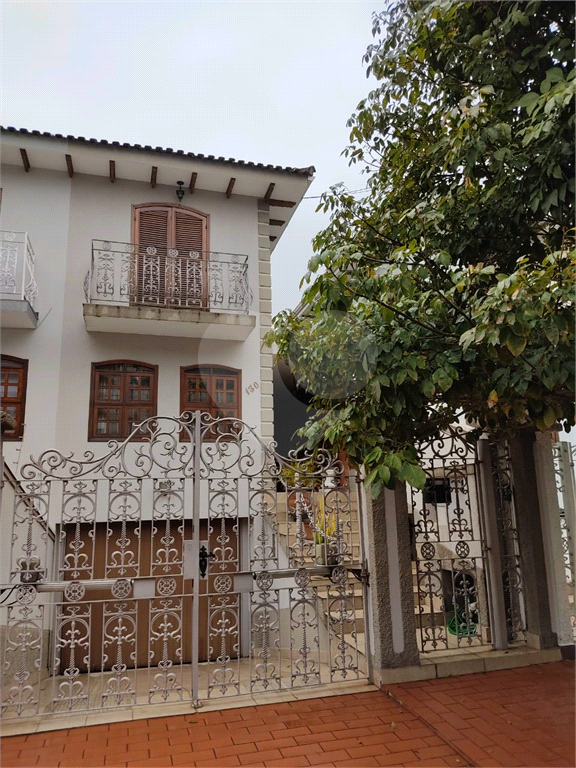 Excelente sobrado, com vaga para até 04 veículos!