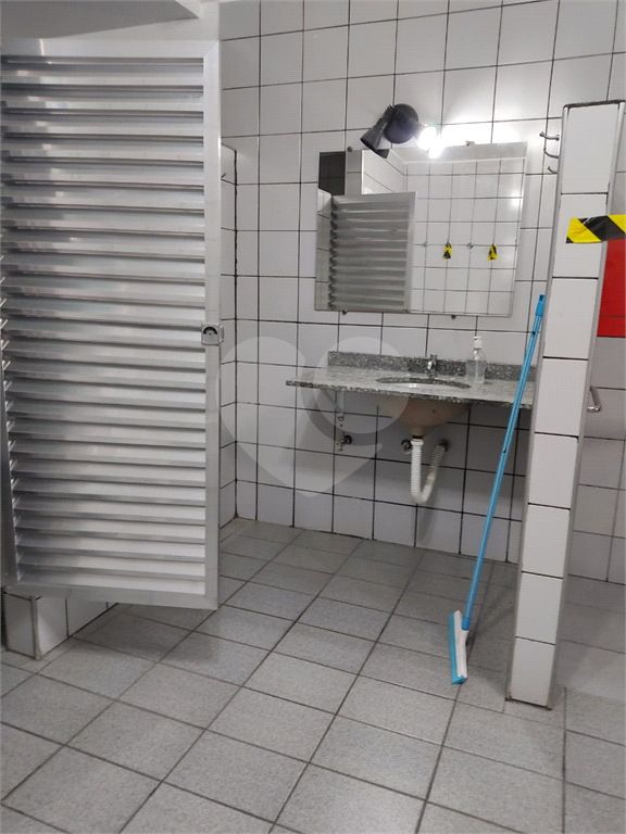 Imóvel com estrutura de academia de musculação com piscina ao lado da Engenheiro Caetano Álvares
