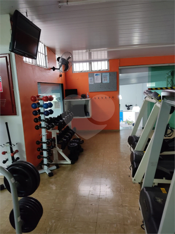 Imóvel com estrutura de academia de musculação com piscina ao lado da Engenheiro Caetano Álvares