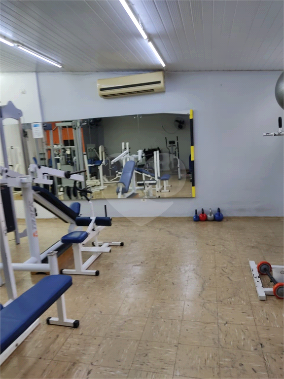 Imóvel com estrutura de academia de musculação com piscina ao lado da Engenheiro Caetano Álvares