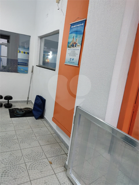 Imóvel com estrutura de academia de musculação com piscina ao lado da Engenheiro Caetano Álvares