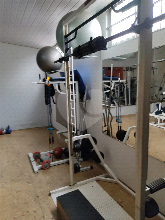 Imóvel com estrutura de academia de musculação com piscina ao lado da Engenheiro Caetano Álvares