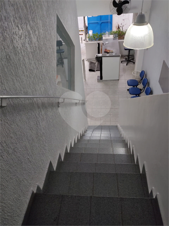 Imóvel com estrutura de academia de musculação com piscina ao lado da Engenheiro Caetano Álvares