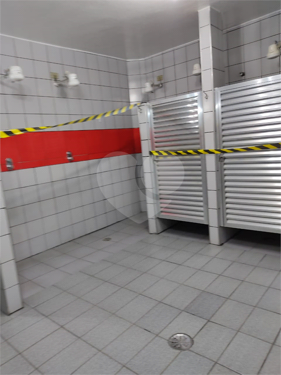 Imóvel com estrutura de academia de musculação com piscina ao lado da Engenheiro Caetano Álvares