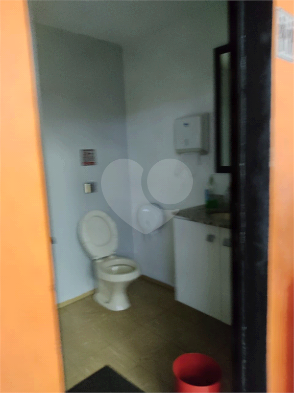 Imóvel com estrutura de academia de musculação com piscina ao lado da Engenheiro Caetano Álvares