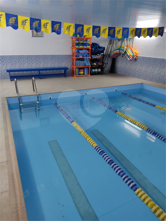 Imóvel com estrutura de academia de musculação com piscina ao lado da Engenheiro Caetano Álvares