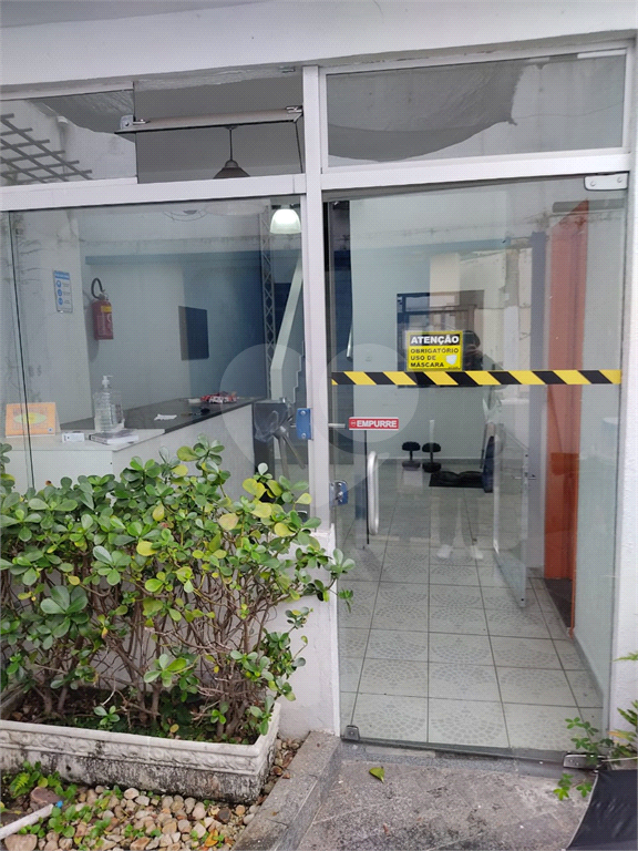 Imóvel com estrutura de academia de musculação com piscina ao lado da Engenheiro Caetano Álvares