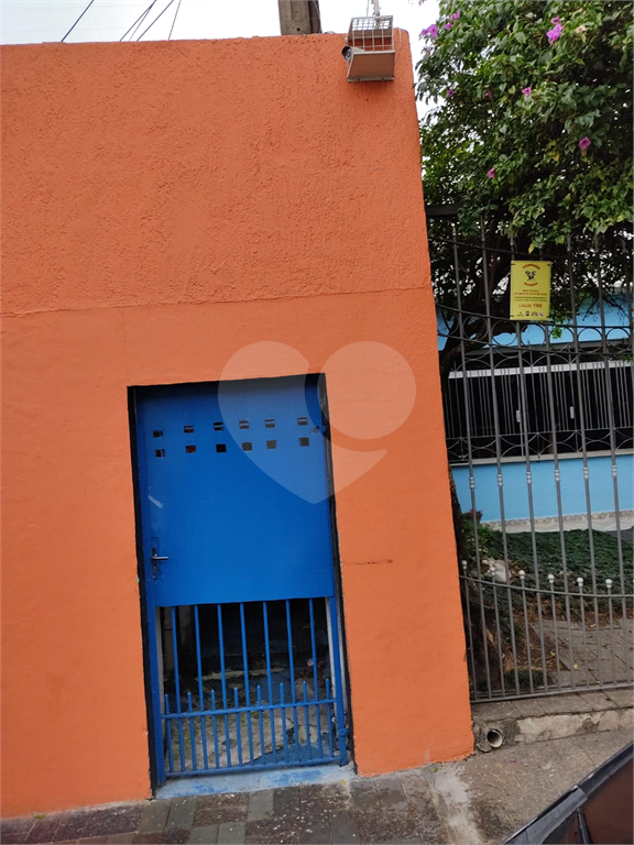 Imóvel com estrutura de academia de musculação com piscina ao lado da Engenheiro Caetano Álvares
