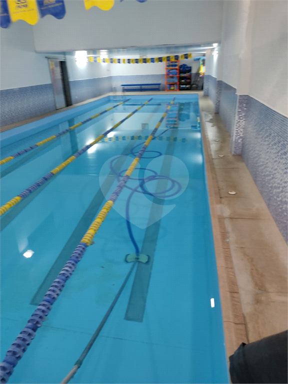 Imóvel com estrutura de academia de musculação com piscina ao lado da Engenheiro Caetano Álvares