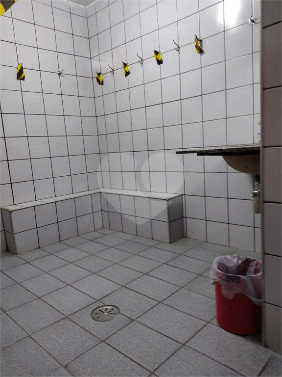 Imóvel com estrutura de academia de musculação com piscina ao lado da Engenheiro Caetano Álvares