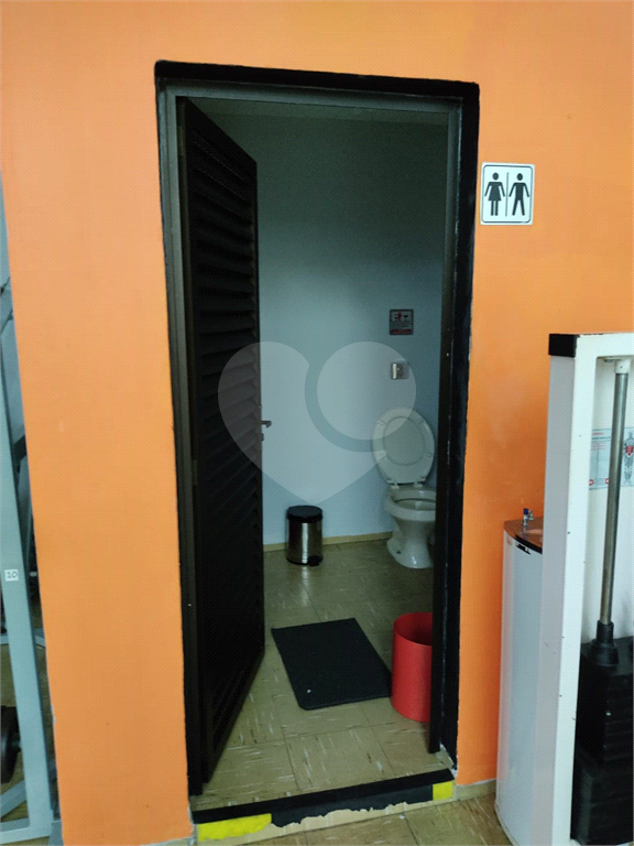 Imóvel com estrutura de academia de musculação com piscina ao lado da Engenheiro Caetano Álvares